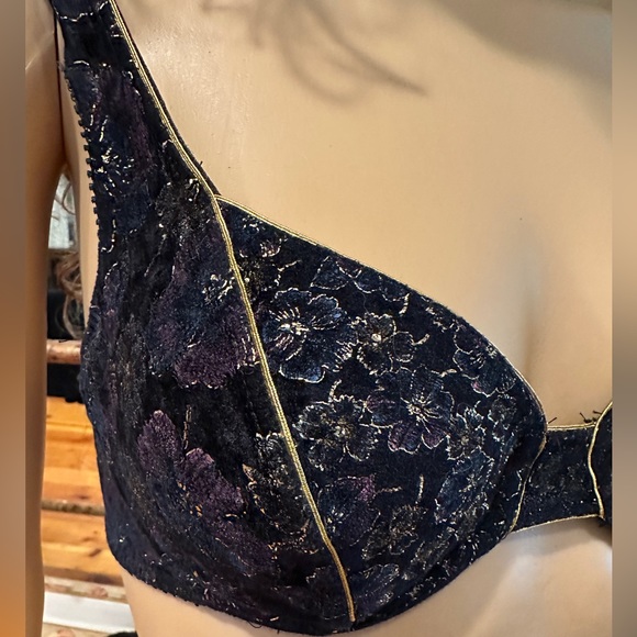 Gorgeous Felina by Amir vintage velvet bra and panty set. Bra 32C, bottom Sz S - Picture 5 of 9